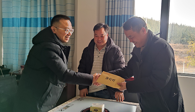 慰問勝利村.jpg