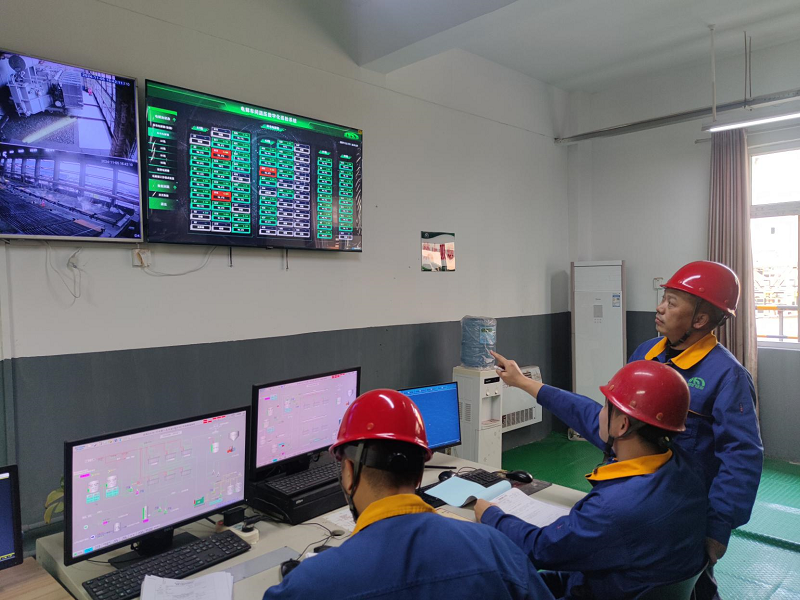改-吳玉明正在查看電解車間槽溫槽酸情況 - 副本.jpg